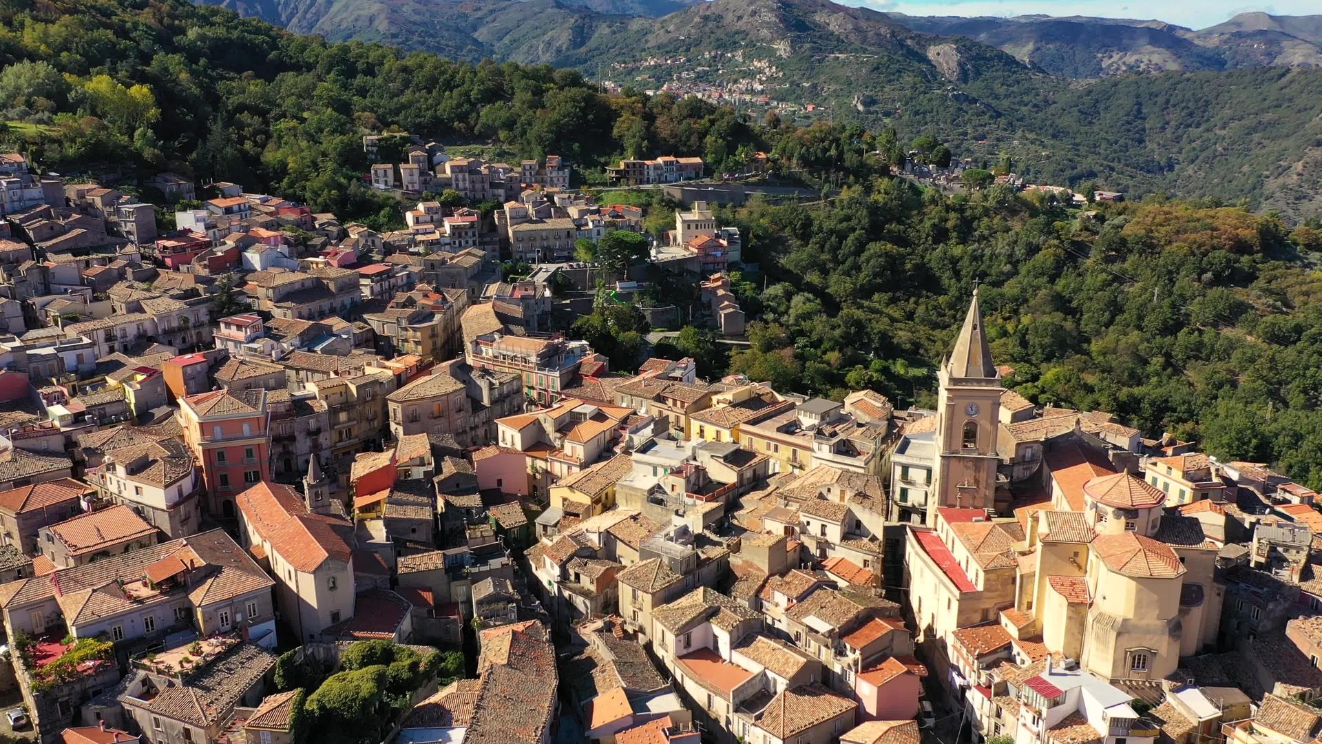 诺瓦拉迪西西里镇令人惊叹的城市景观诺瓦拉迪西西里岛视频的预览图