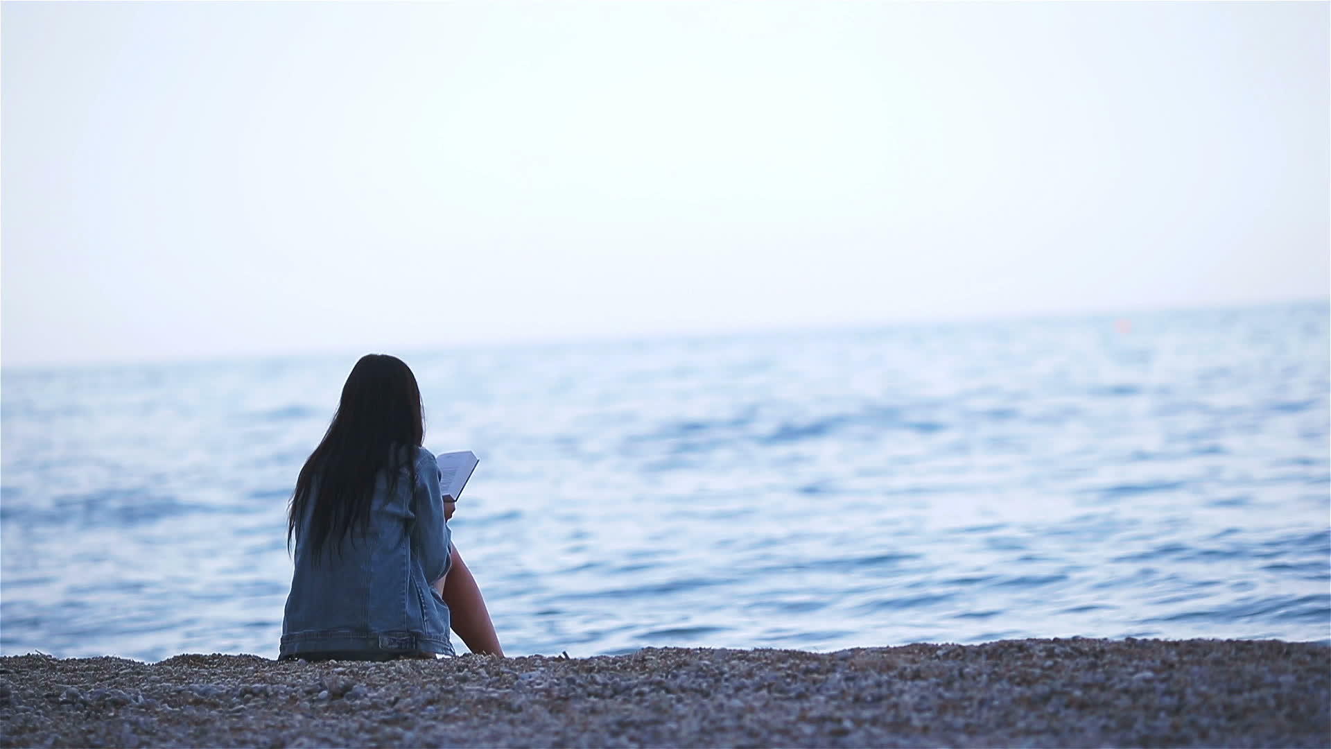 年轻女性在热带白色沙滩上阅读视频的预览图