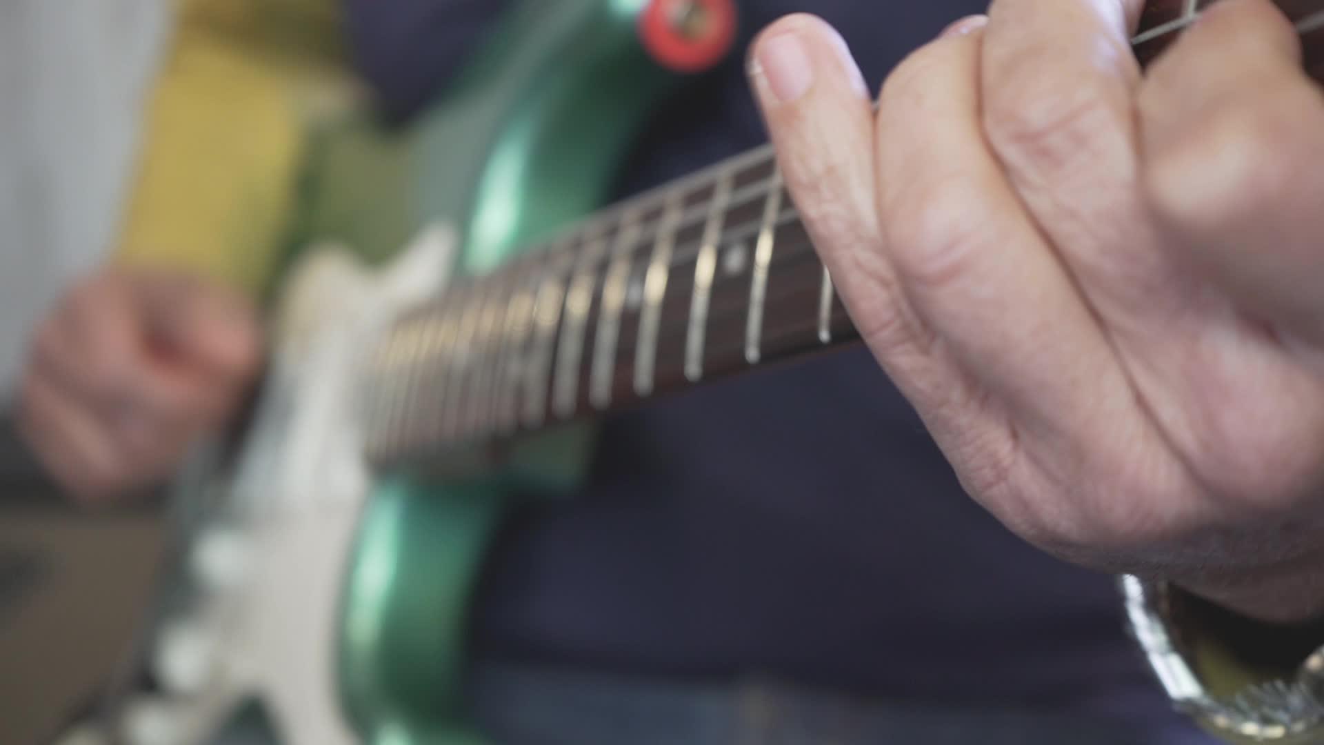 吉他主手在脖子上滑动特写和弦平衡索洛斯在金属中视频的预览图