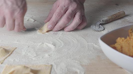 馄饨素食自制面食的特写制作tortelli视频的预览图