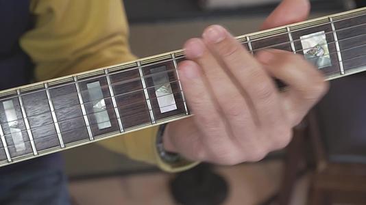 一位吉他大师的手在脖子上滑动特写镜头在自然轻木的半原声中视频的预览图