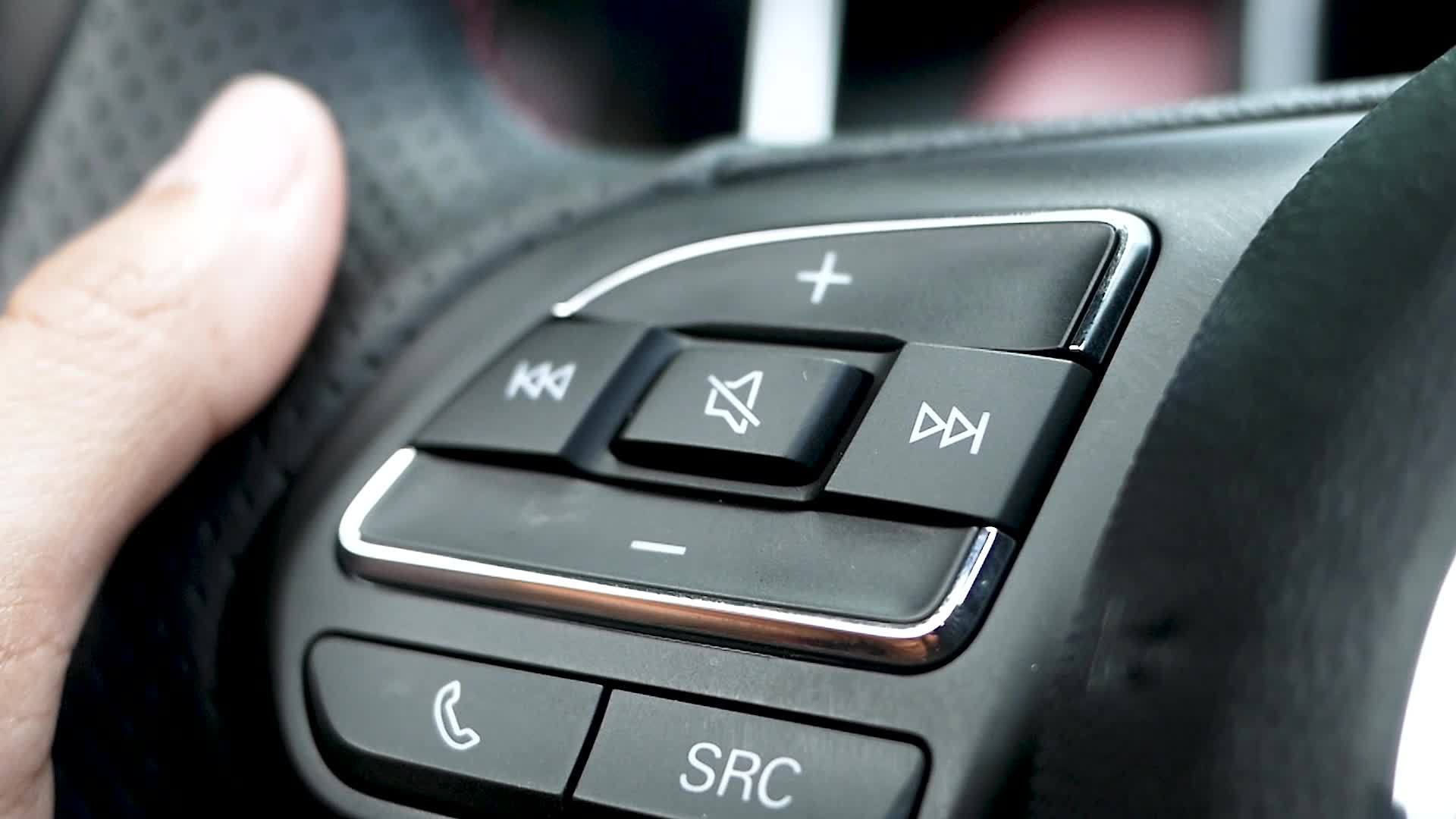 手指紧紧按下按钮驾驶时方向盘无声或无声视频的预览图
