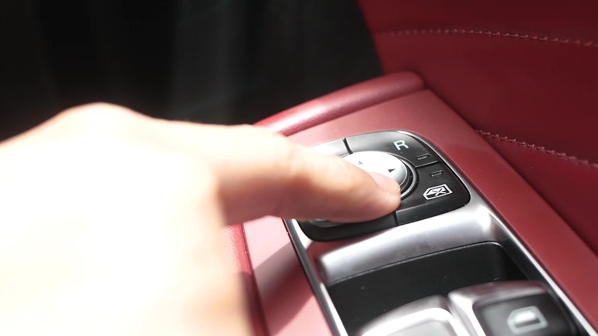 手指紧紧地按下车内的镜像调整按钮视频的预览图