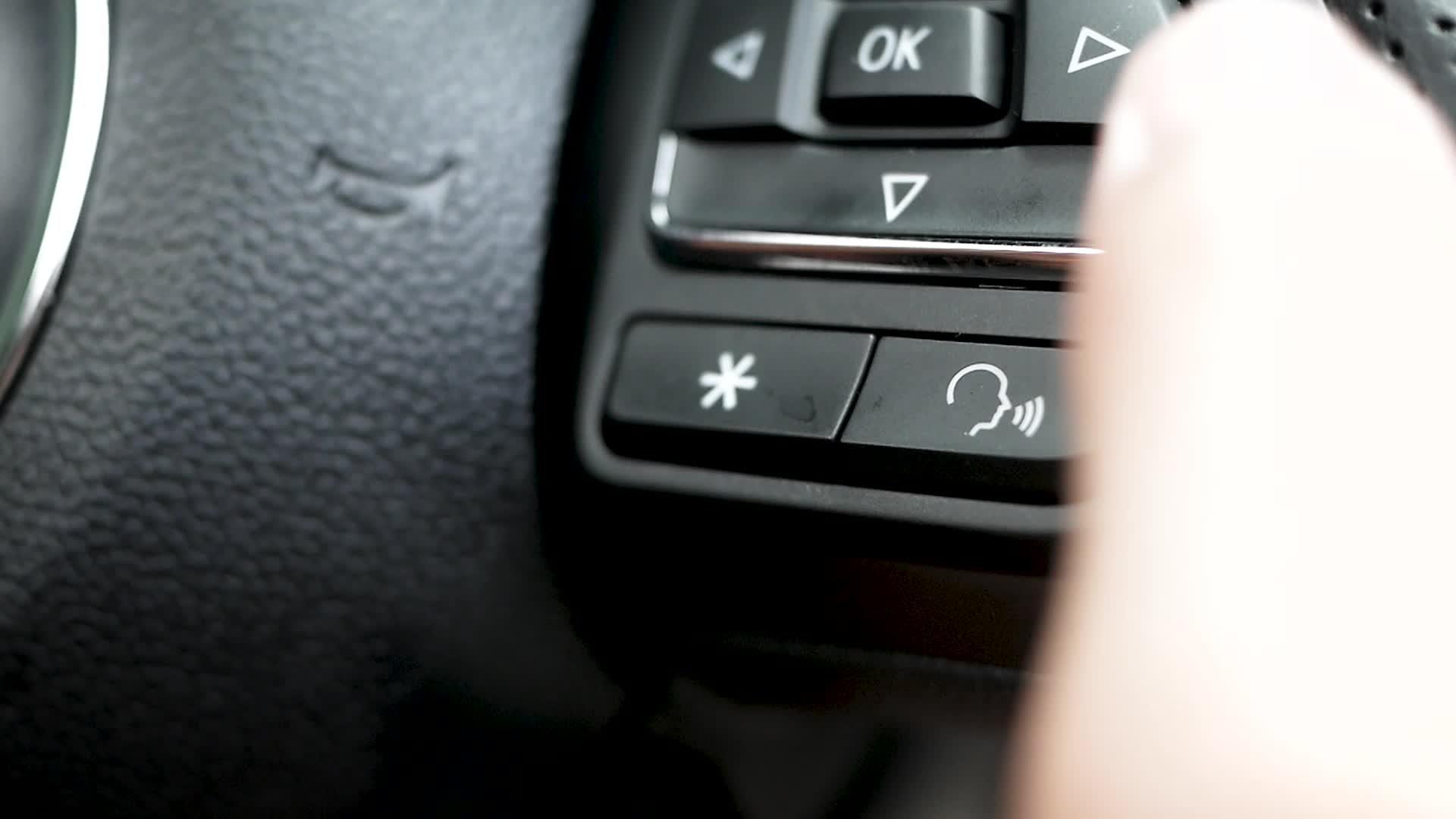驾驶方向盘时使用智能系统按钮控制imart对方向盘视频的预览图
