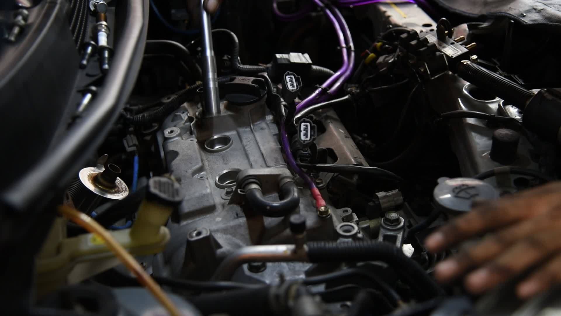 检查车库修理的汽车发动机视频的预览图