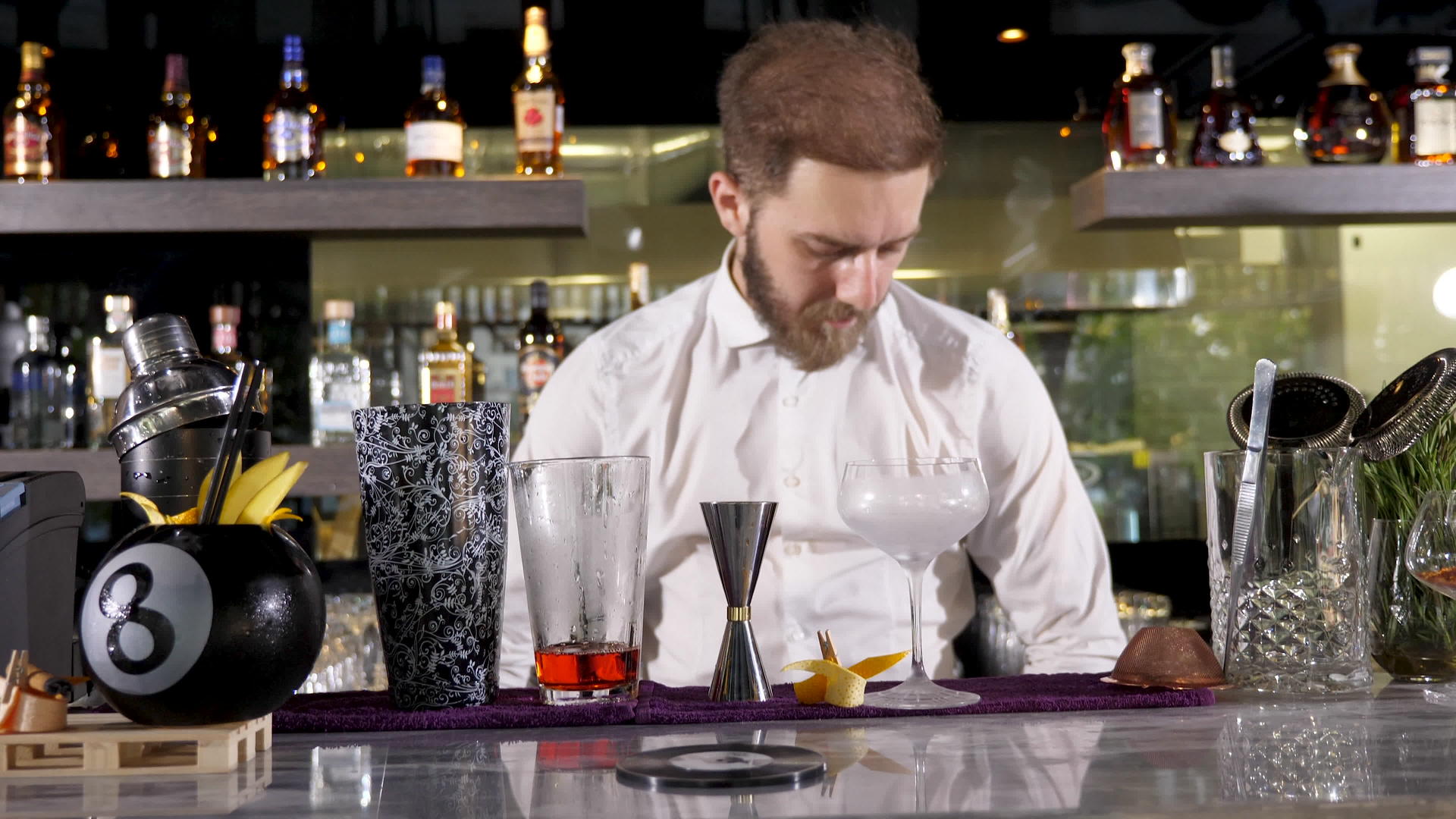 调酒师在他的酒吧工作视频的预览图