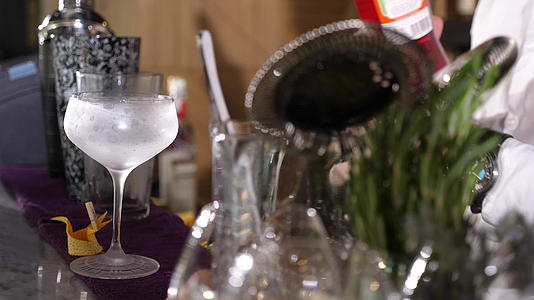 窗框前的冷冻玻璃杯是用来做鸡尾酒的视频的预览图
