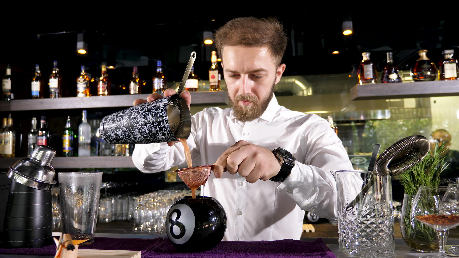 酒保混合在8个球玻璃杯中视频的预览图