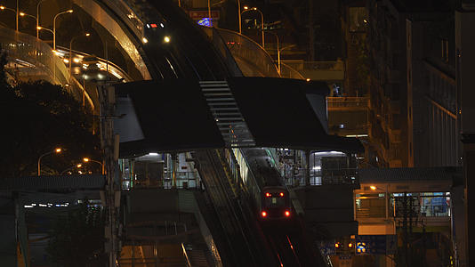 航拍城市夜晚轨道交通列车4k素材视频的预览图
