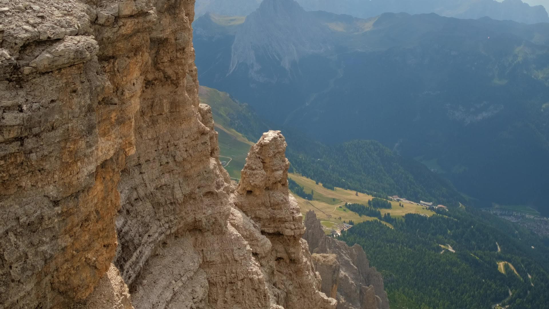 山谷和岩石的惊人景色视频的预览图