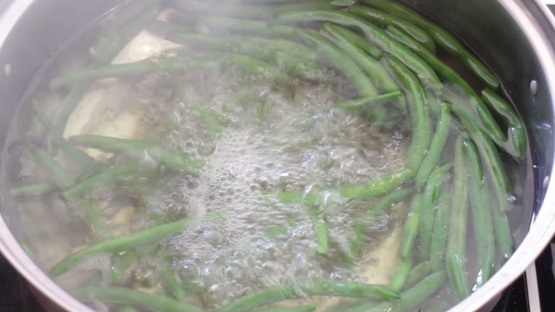 绿豆在沸水中视频的预览图