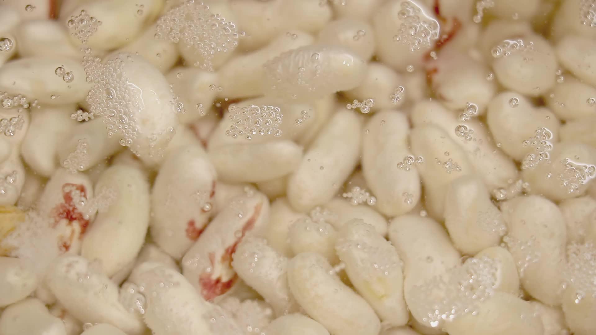 锅里煮的白豆视频的预览图