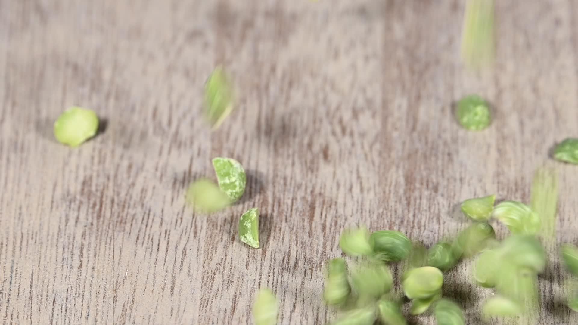 把绿豆倒在木桌上视频的预览图
