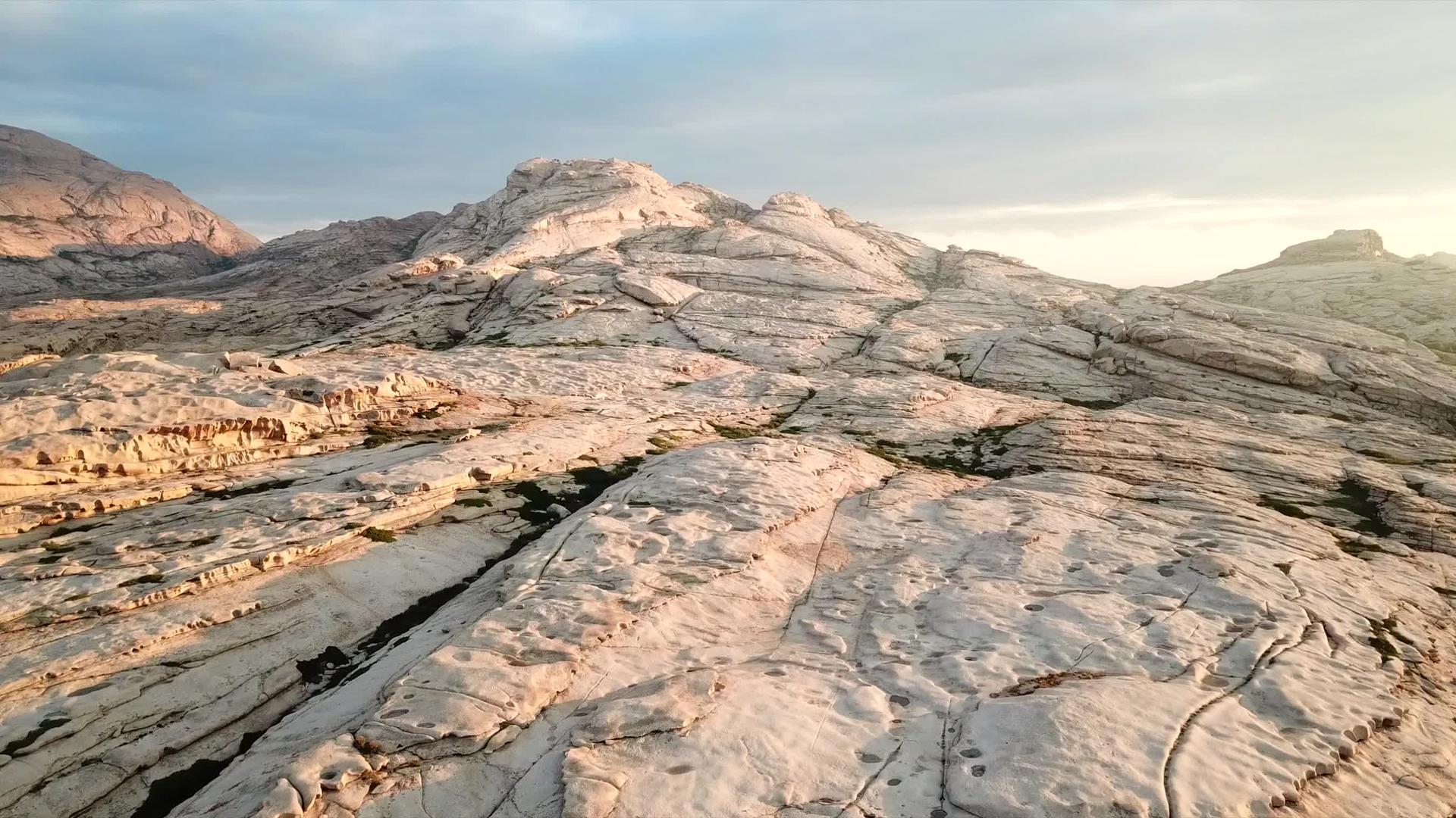 冰冻的岩浆和山的破晓视频的预览图