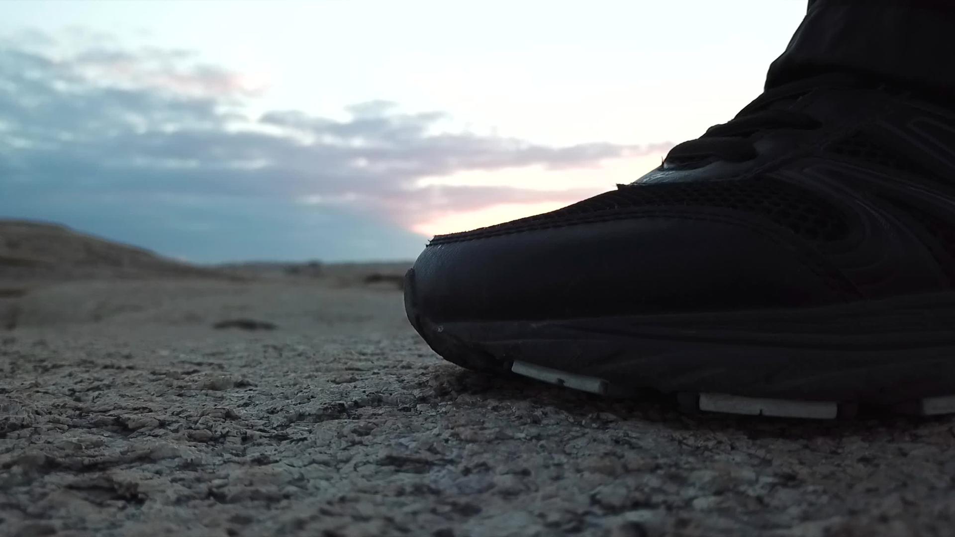 在山上穿运动鞋的人视频的预览图