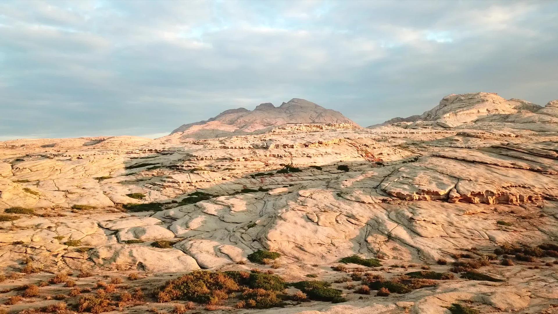 冰冻的岩浆和山的破晓视频的预览图