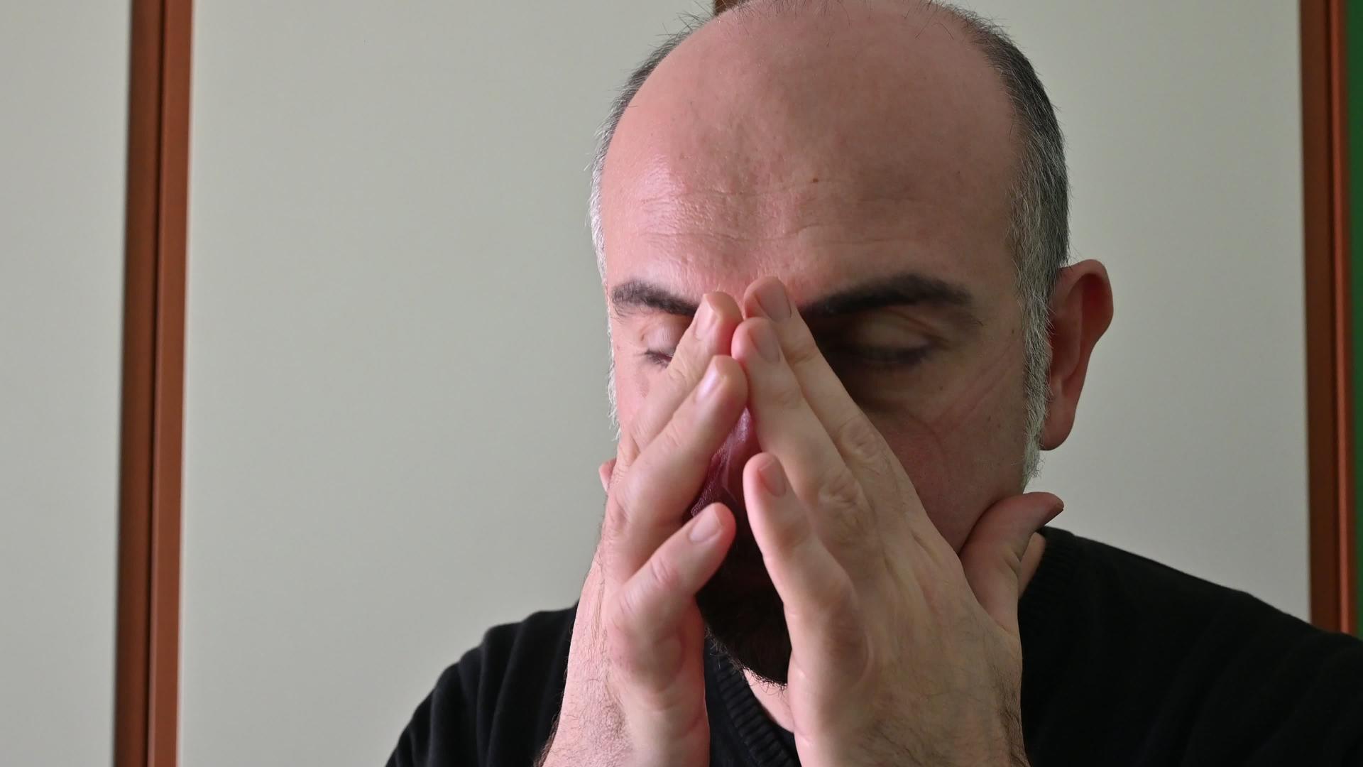 一名白人男子戴着防护面具保护自己免受侵害视频的预览图