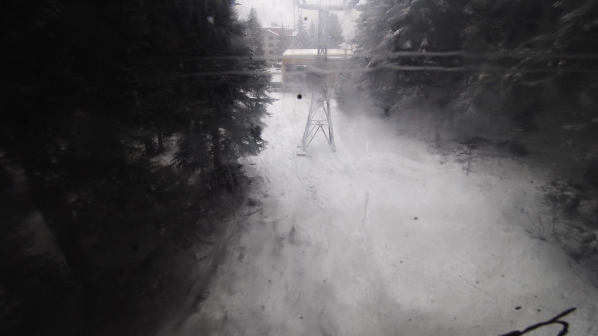 透过高多拉滑雪电梯的一个肮脏的划痕窗口看着草地上的乌龟视频的预览图