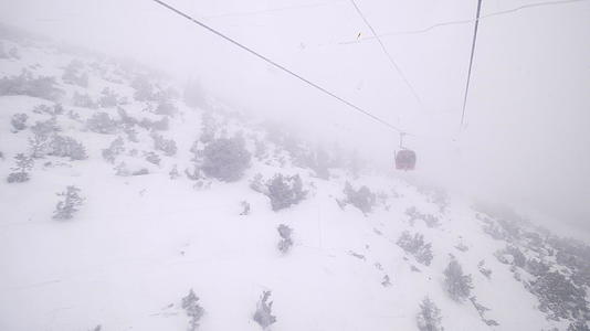 在雾天高尔多拉滑雪电梯在钢缆上的小木屋里视频的预览图