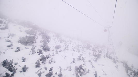 在雾天高尔多拉滑雪电梯在钢缆上的小木屋里视频的预览图