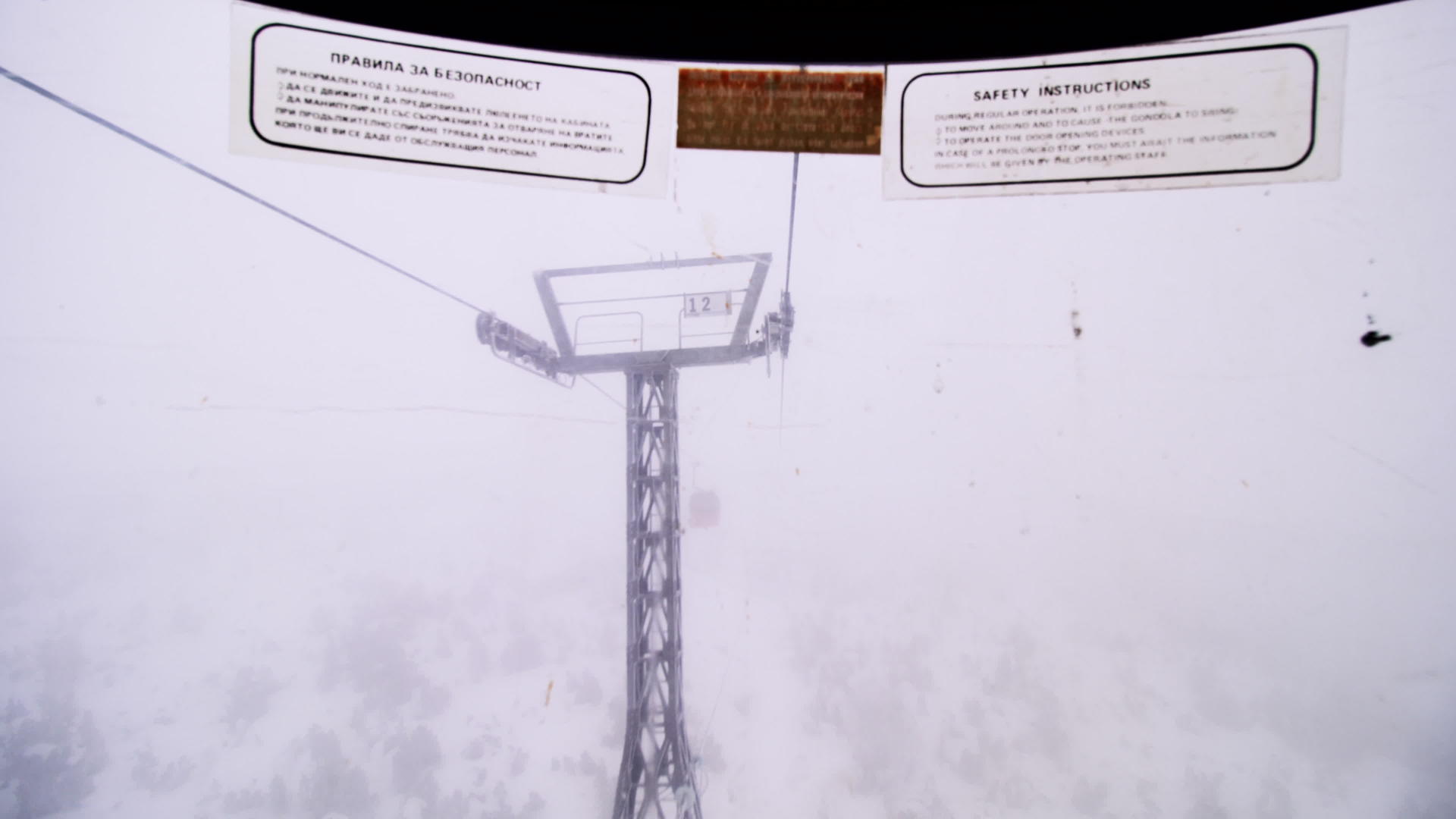 Gondola一个被划伤的滑雪电梯的脏窗户上贴着一个视频的预览图