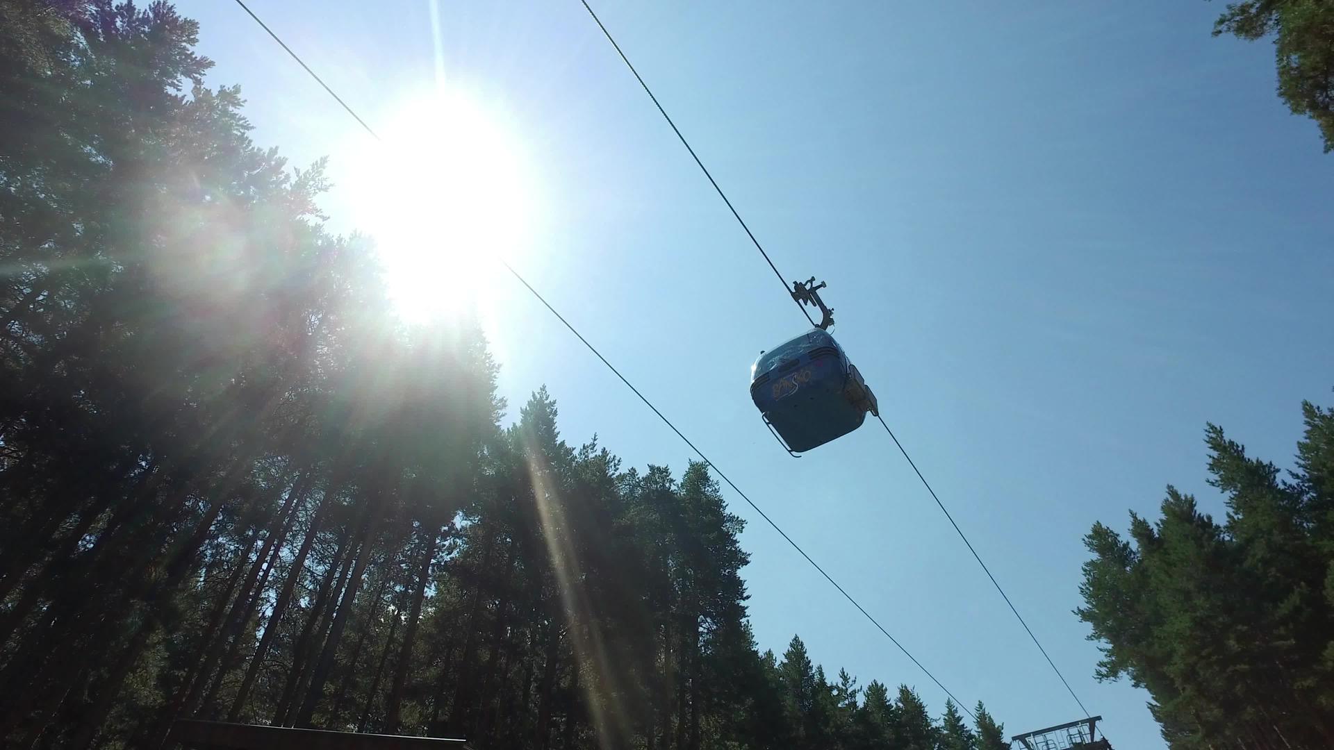 高登多拉有线汽车在森林中对抗太阳和蓝天视频的预览图