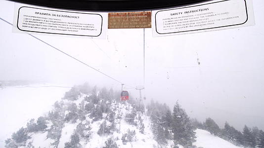 Gondola一个被划伤的滑雪电梯的脏窗户上贴着一个视频的预览图