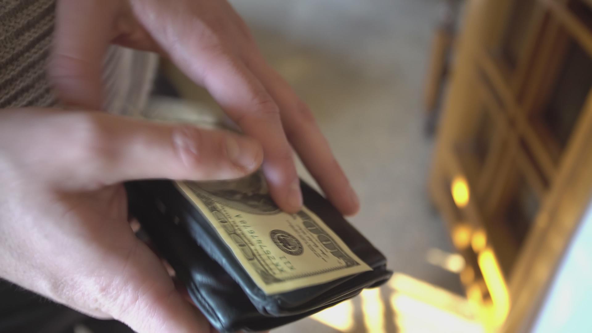 从钱包4中取出美元钞票视频的预览图