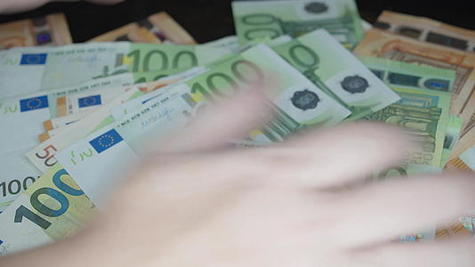 新虚拟货币在欧元钞票上的商业概念是视频的预览图