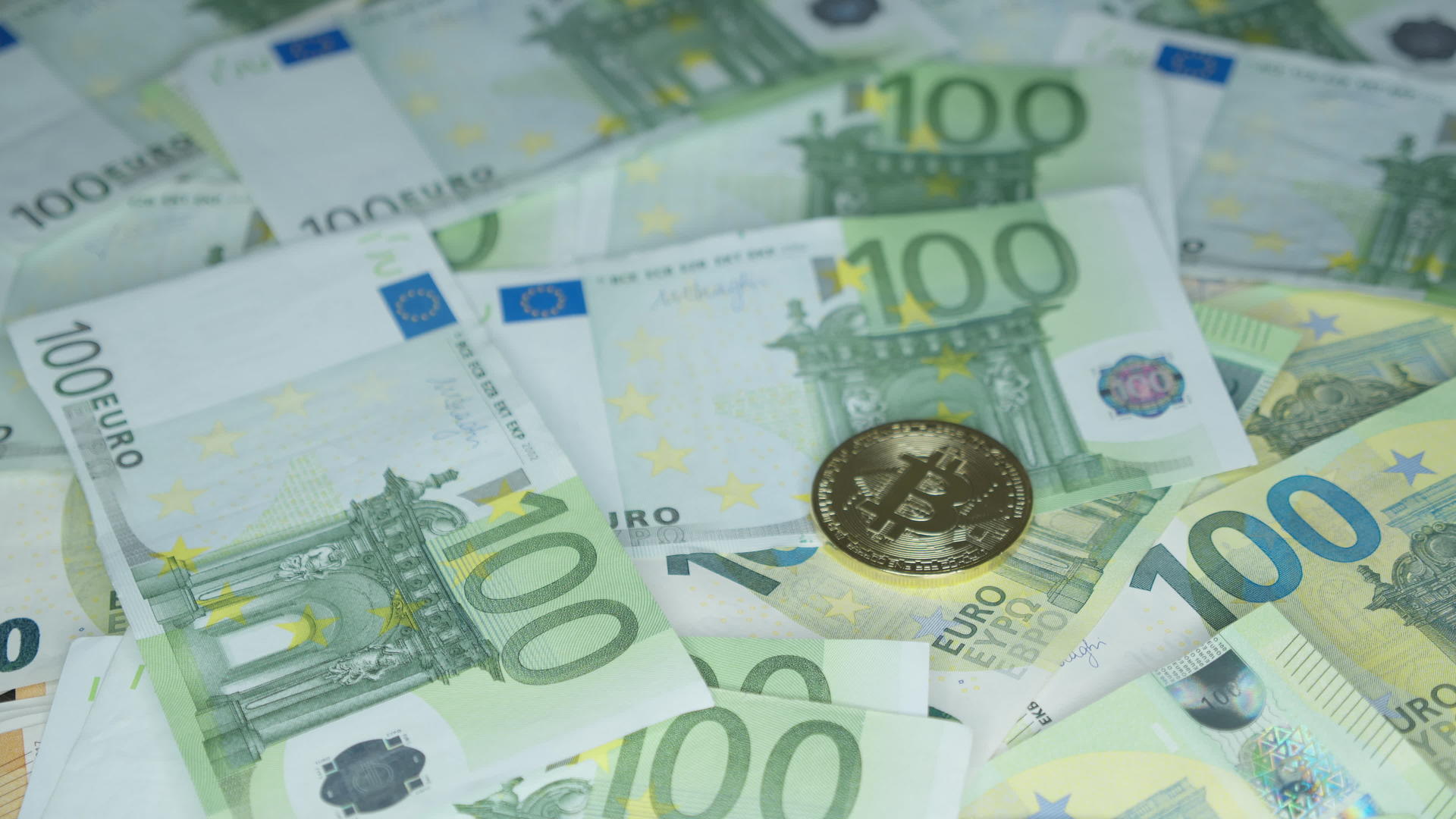 新虚拟货币在欧元钞票上的商业概念是视频的预览图