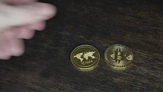 木桌上的金比特币顶视图加密货币和技术概念视频的预览图