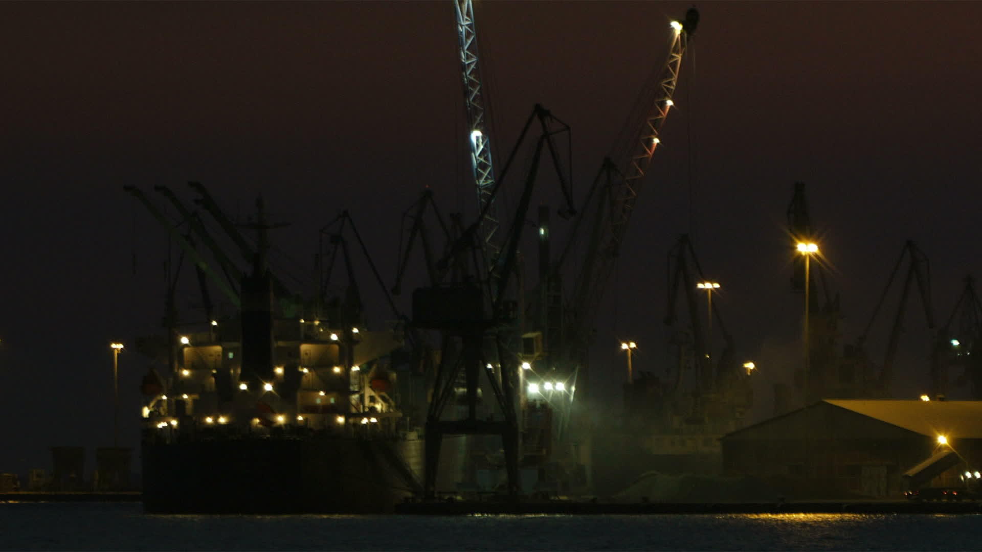 晚上1点卸货船视频的预览图