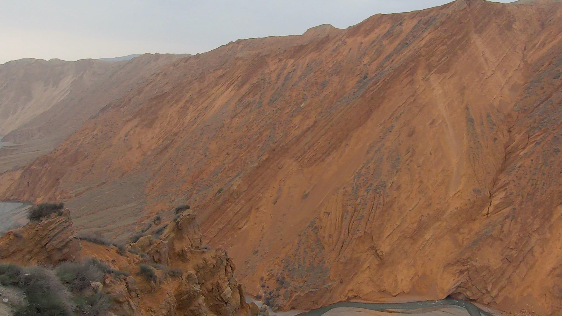 新疆雅丹峡谷风光视频的预览图