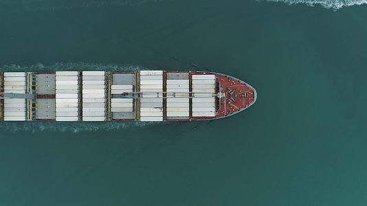 集装箱货船在海上垂直俯视无人机悬停视频的预览图