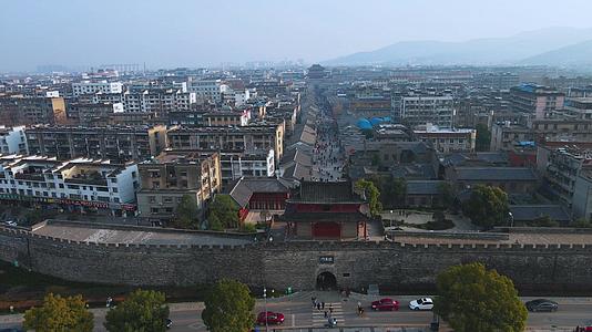 4K航拍襄阳古城城楼和古城街景视频素材视频的预览图
