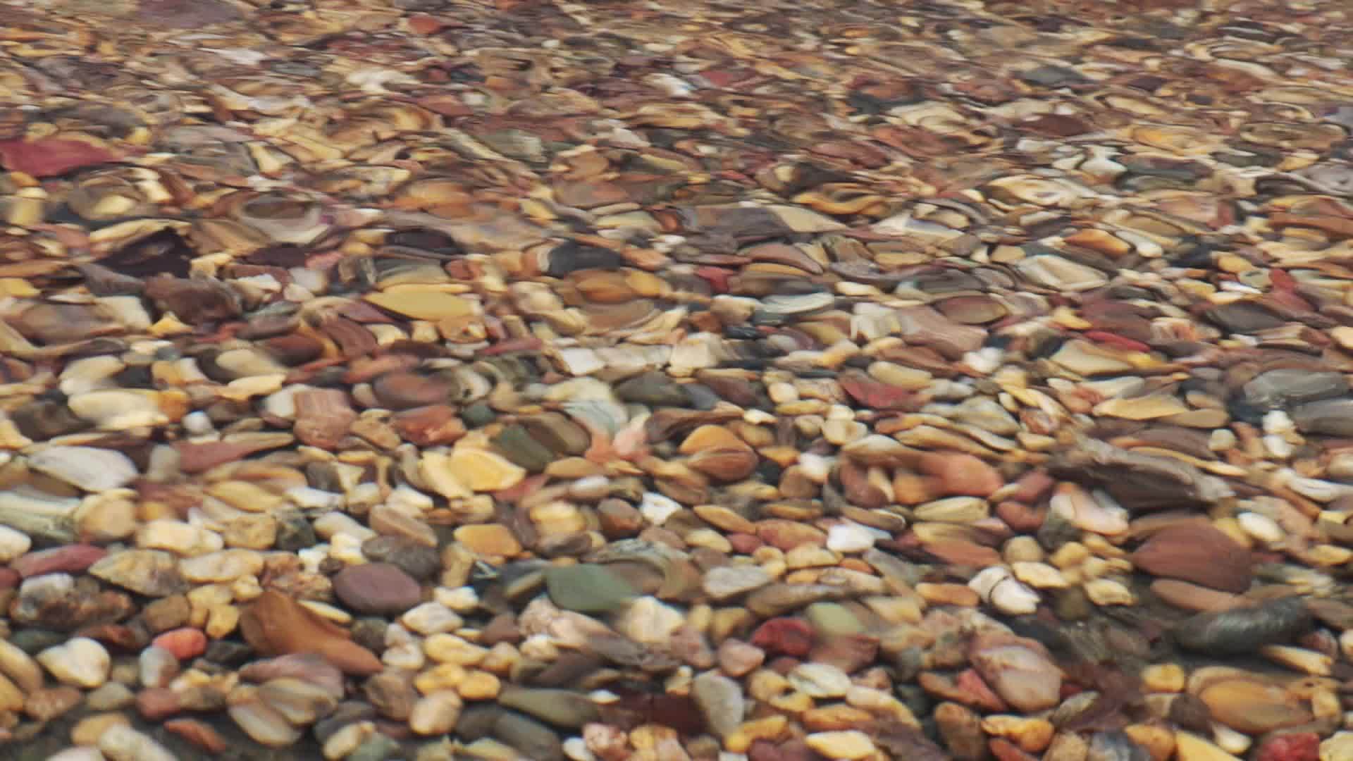 湖底或河底的彩色石头视图视频的预览图