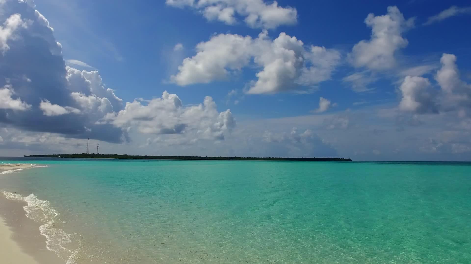 海滩上的生活方式以蓝海和日落前的白色沙沙为背景视频的预览图