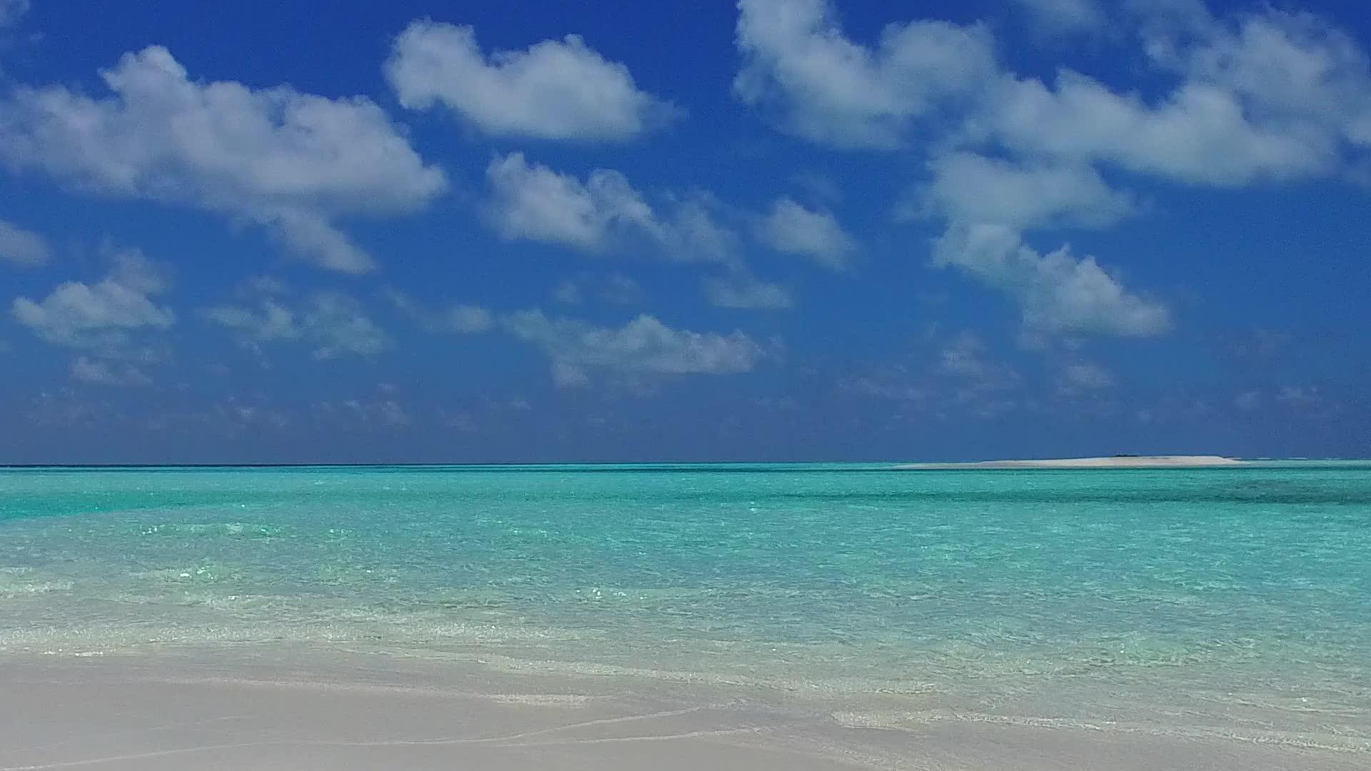 夏天乘坐蓝海和波浪附近的白沙海滩视频的预览图