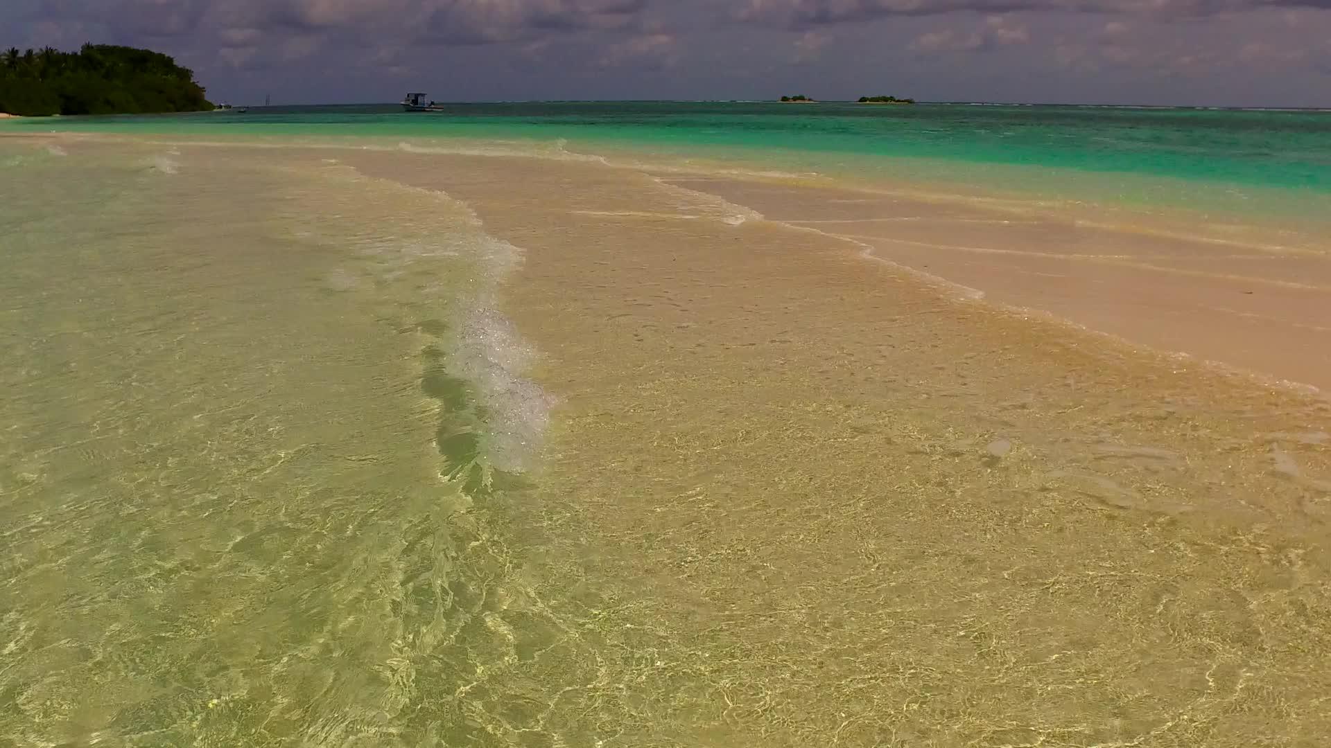 阳光明媚的天堂海岸海滩蓝色的海滩和清洁的度假胜地视频的预览图