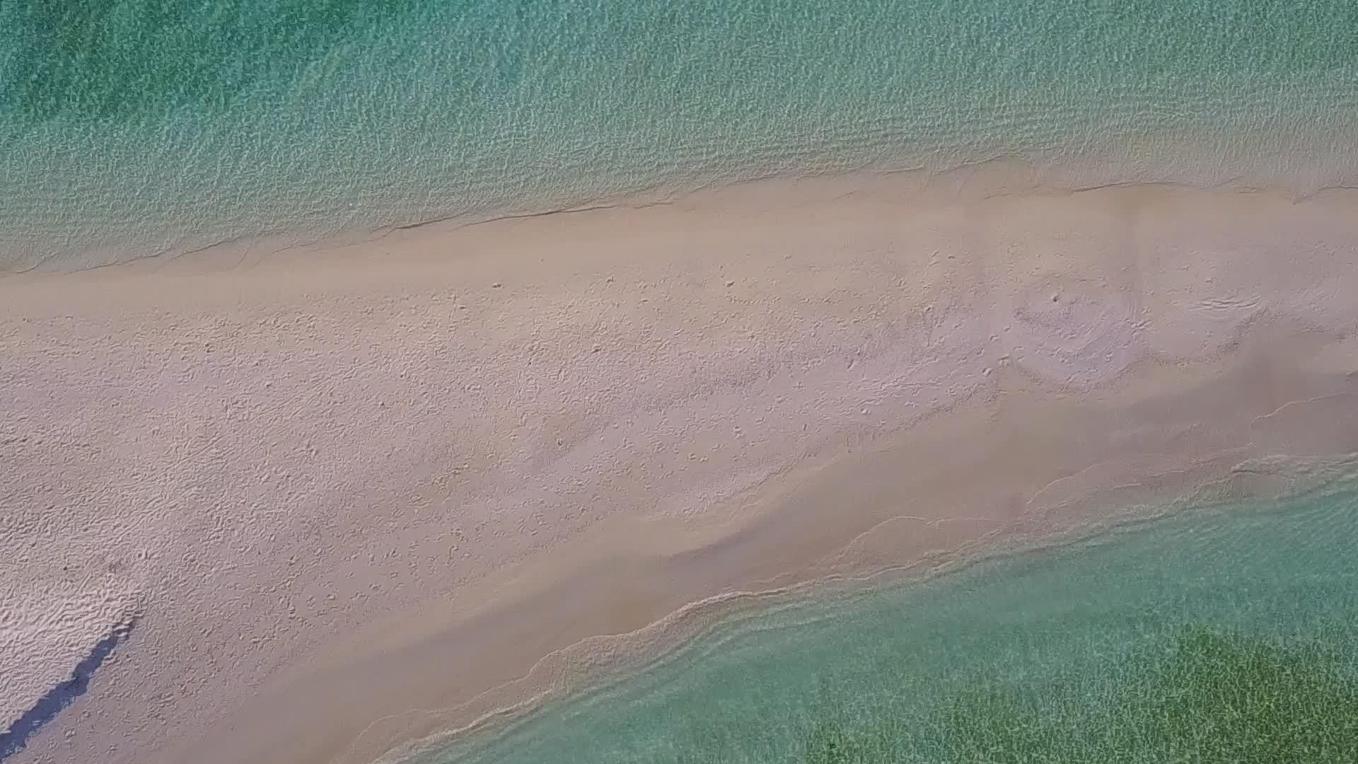 沙洲附近白沙背景蓝海异国旅游海滩阳光旅游视频的预览图