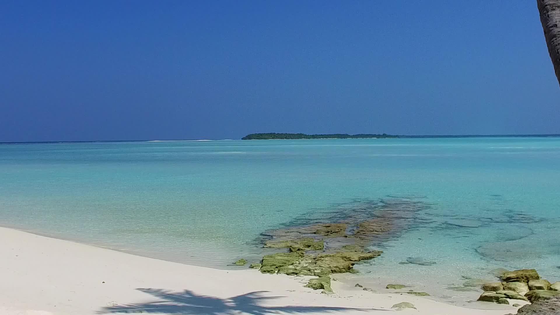 在明亮的环礁湖阳光下白沙底下有白沙背景视频的预览图