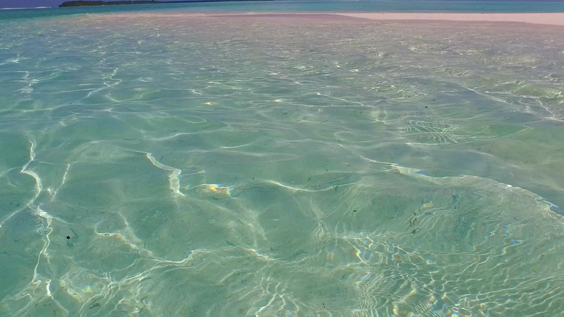白沙背景的蓝海在珊瑚礁附近复制完美的海景海滩时间空间视频的预览图