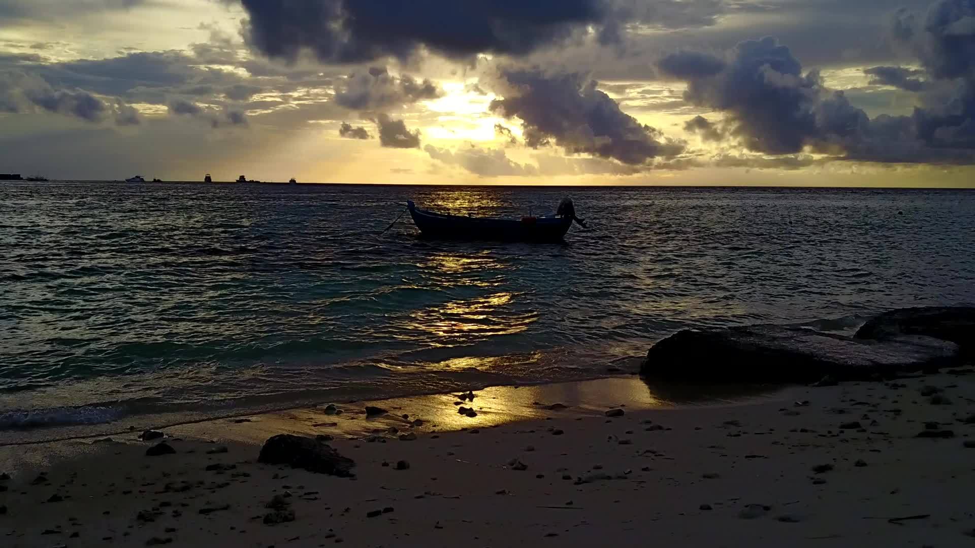 绿海和沙滩附近的白沙背景美丽的环礁湖海滩之旅视频的预览图