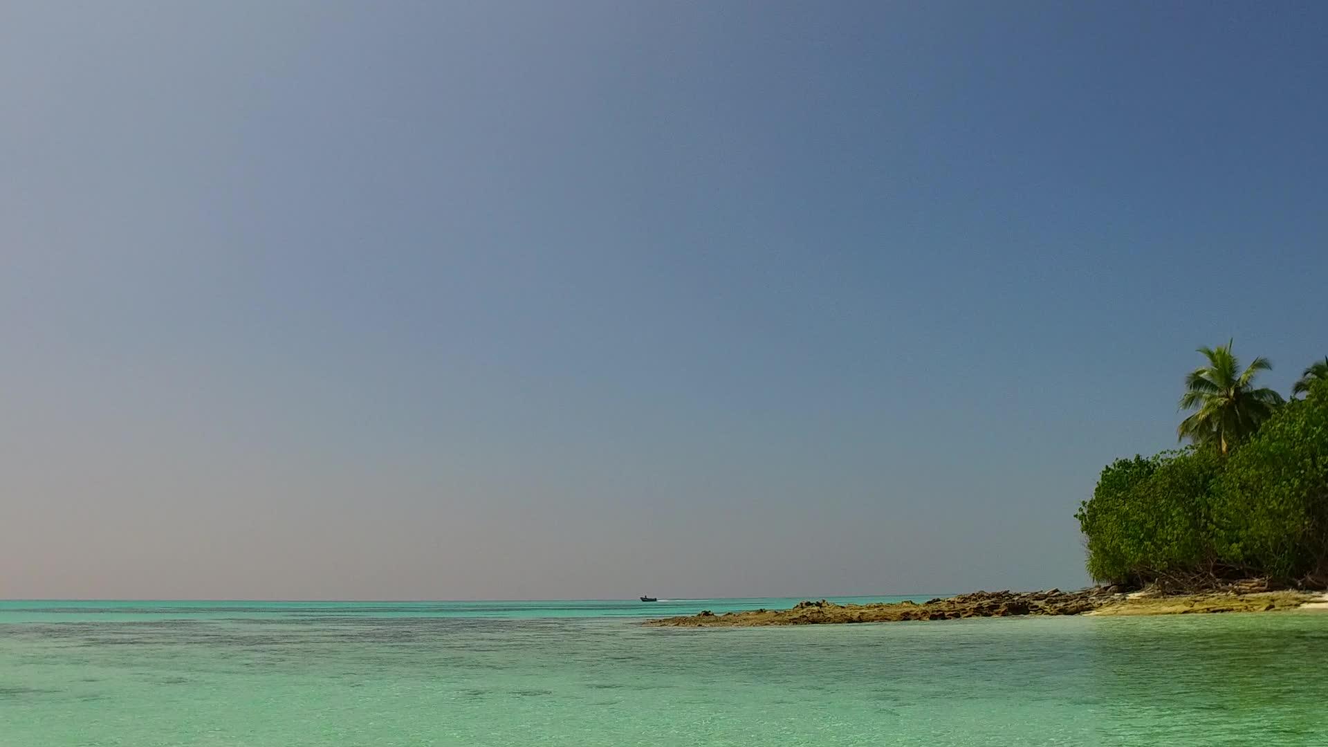 沙洲附近的白沙背景透明海洋豪华海滩阳光全景视频的预览图