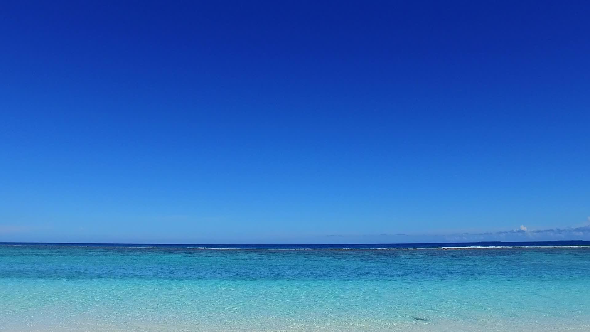 利用透明的水和阳光下干净的海滩背景复制完美的海湾视频的预览图