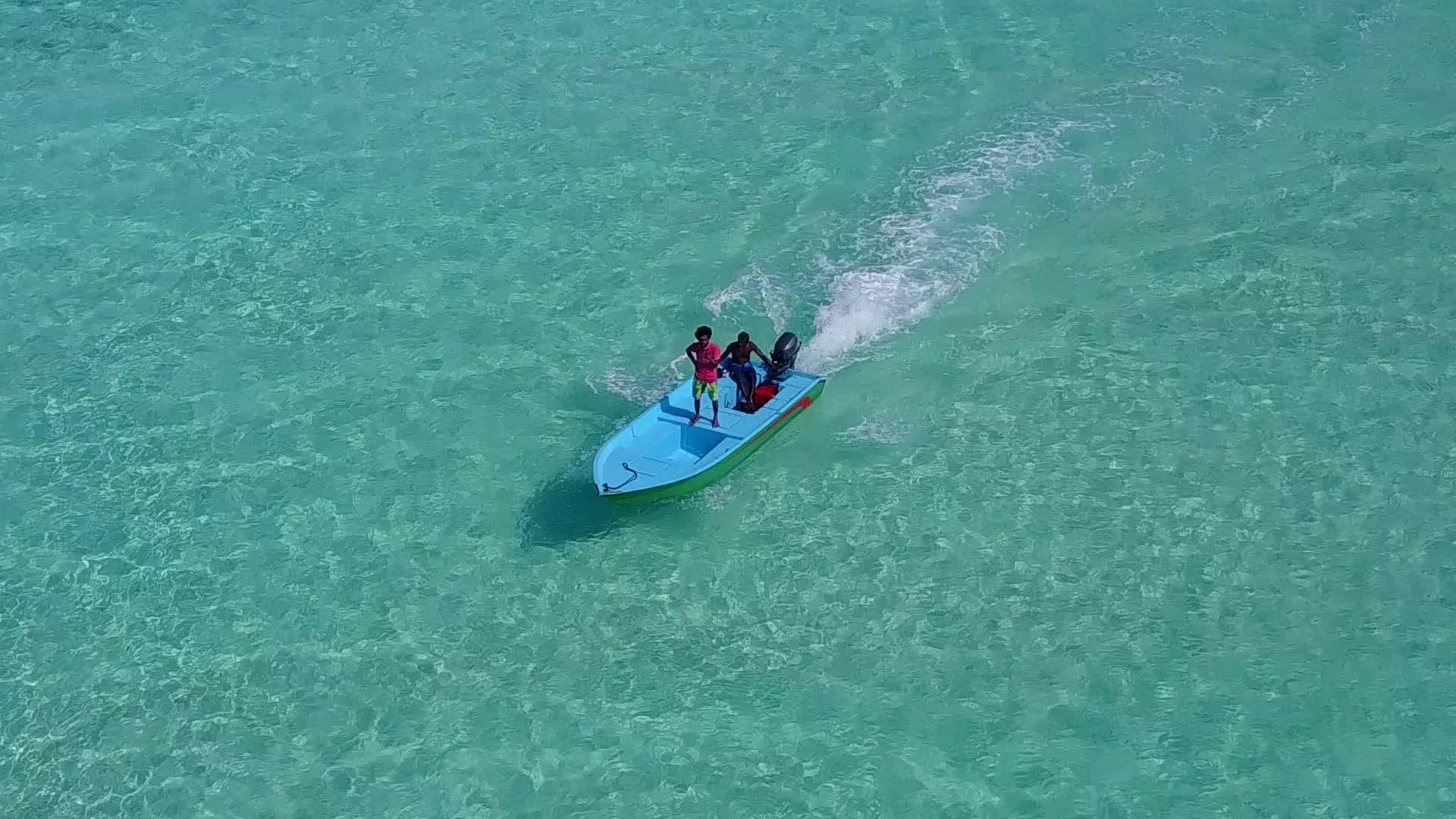 蓝色海洋和白色沙滩背景的豪华海滩度假视频的预览图