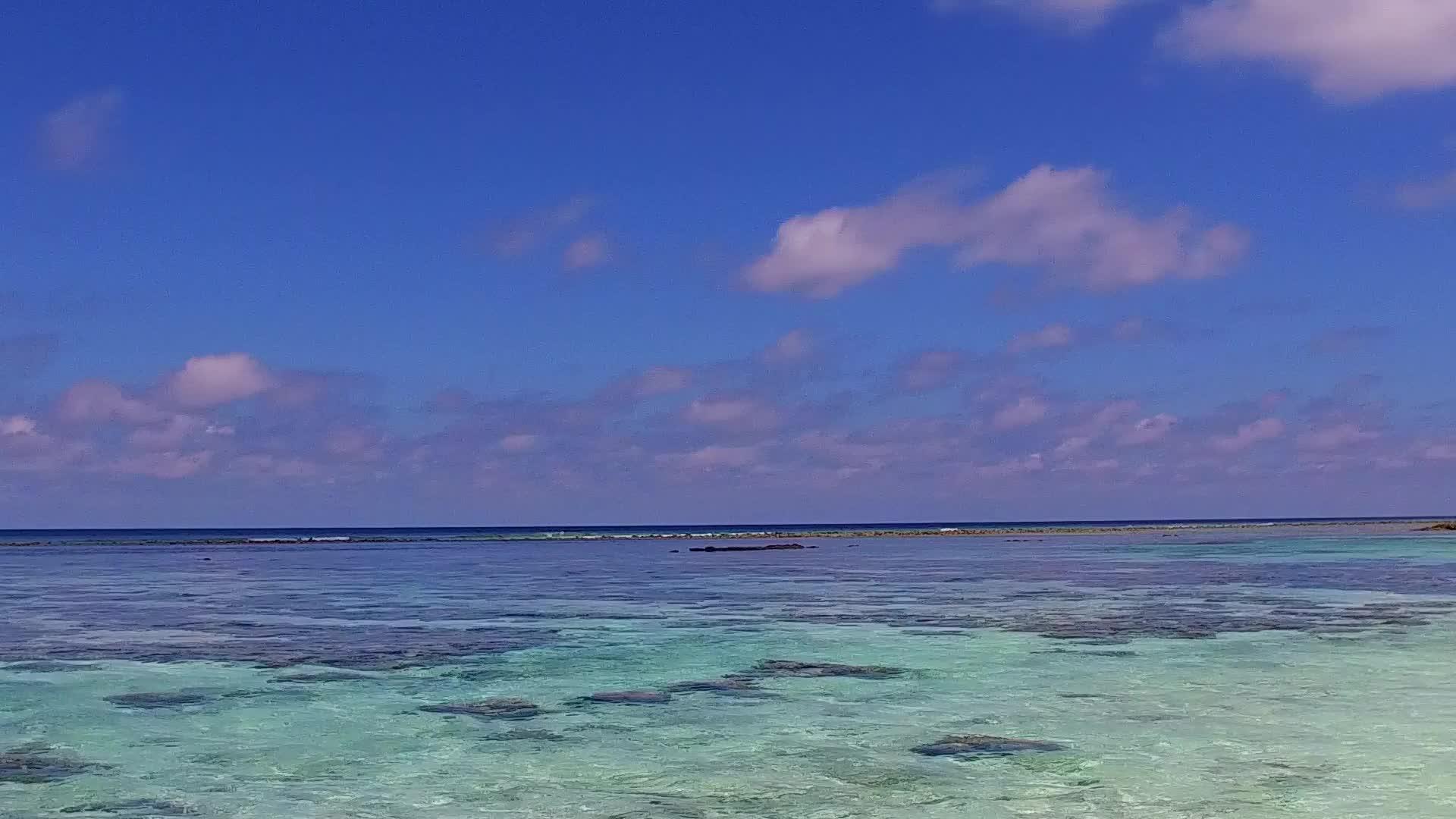 海浪附近有白色海滩背景的海蓝海洋岛海滩度假度假视频的预览图