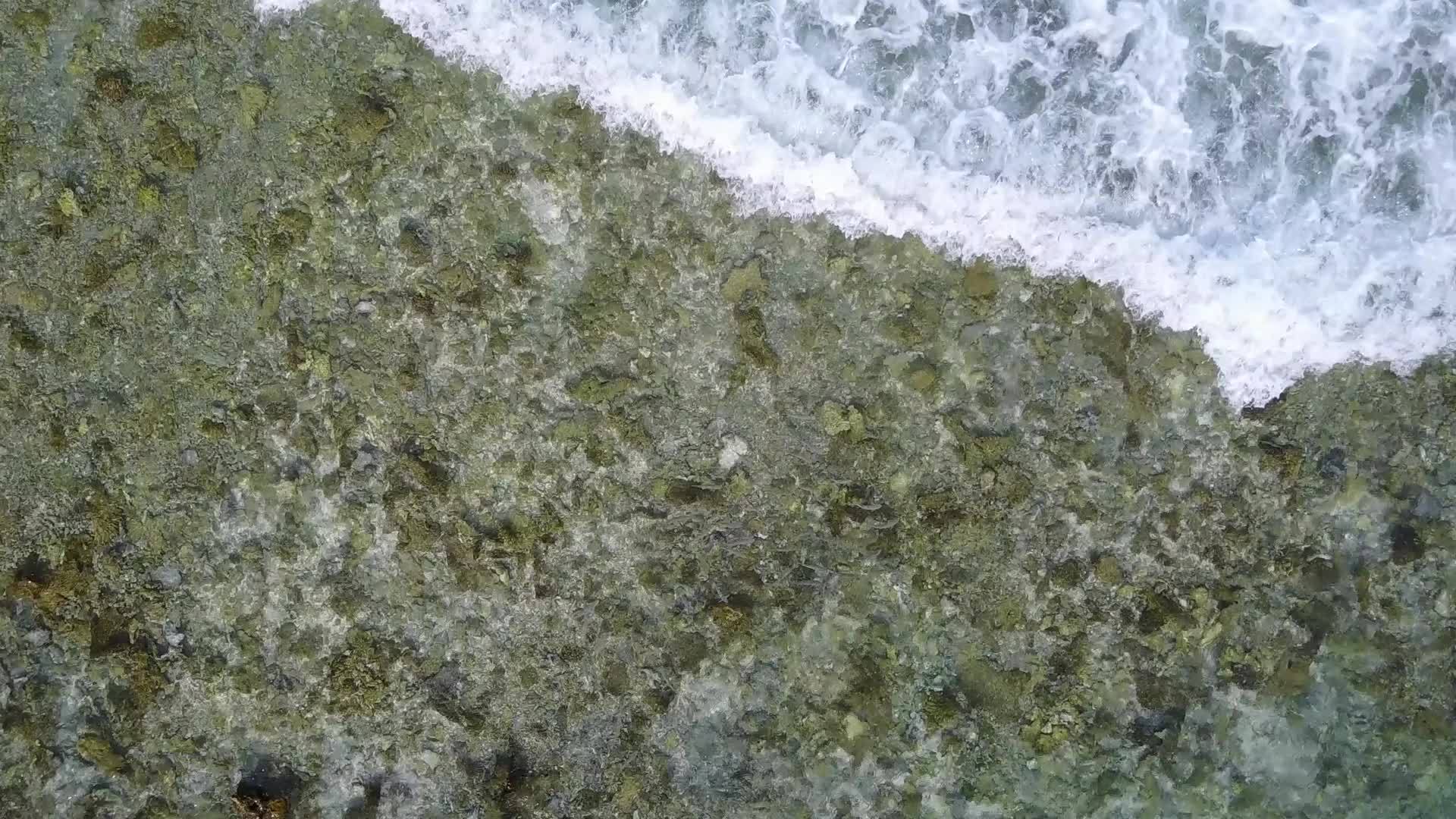 珊瑚礁附近的白沙背景蓝色泻湖豪华海滩浪漫旅游视频的预览图