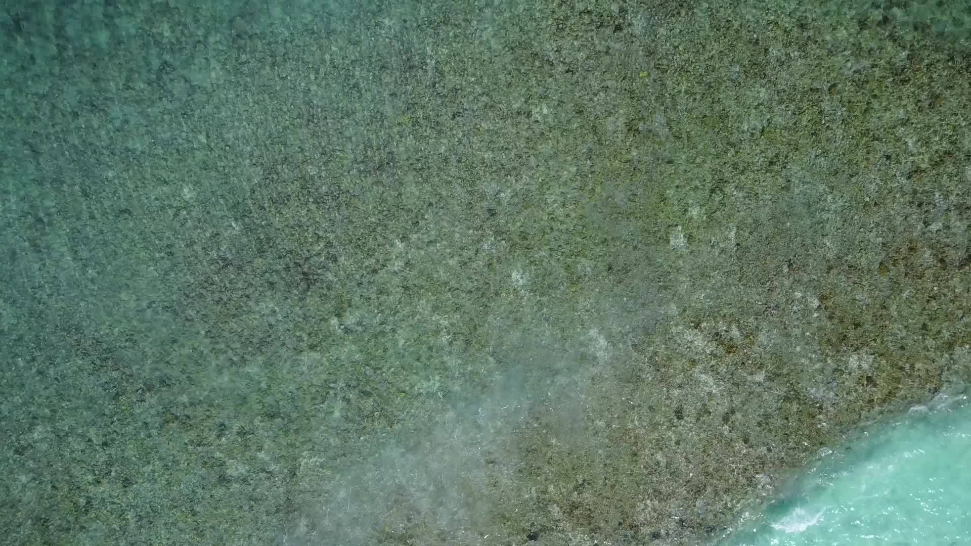 蓝色的绿色海洋和接近波浪的白色沙底蓝色海洋热带海岸空旷的海滩海滩视频的预览图