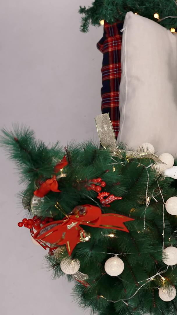 装饰圣诞树视频的预览图